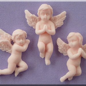 Small cherubs praying
