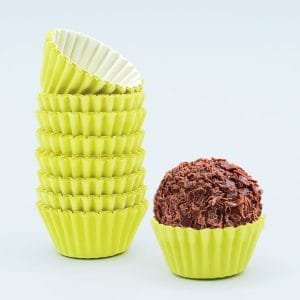 Tacinhas de brigadeiro amarelo